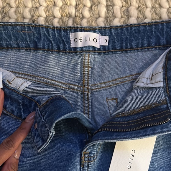 NWT high waist distressed jeans by Cello size 15♥️ - Picture 3 of 10